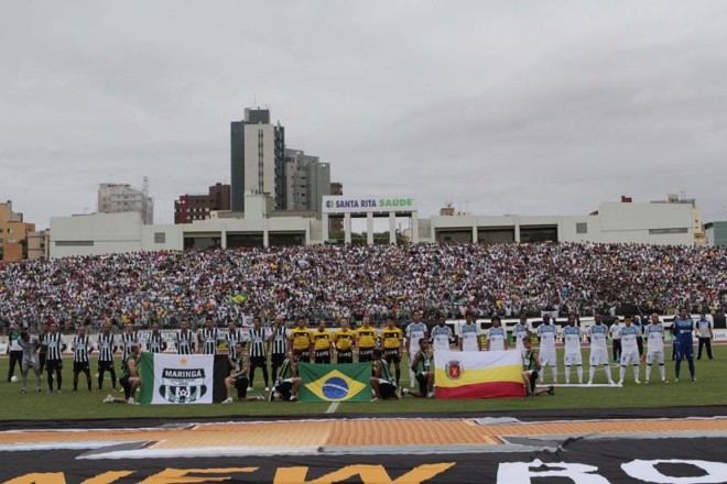 Execução dos hinos antes da partida no Estádio Willie Davids | 