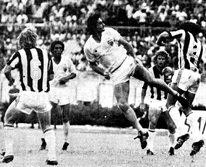 O londrinense Zé Antônio é cercado pelos adversários | Arquivo/ GRPCOM