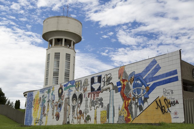 Mural de azulejos na caixa dágua da Sanepar no Alto da Rua XV |