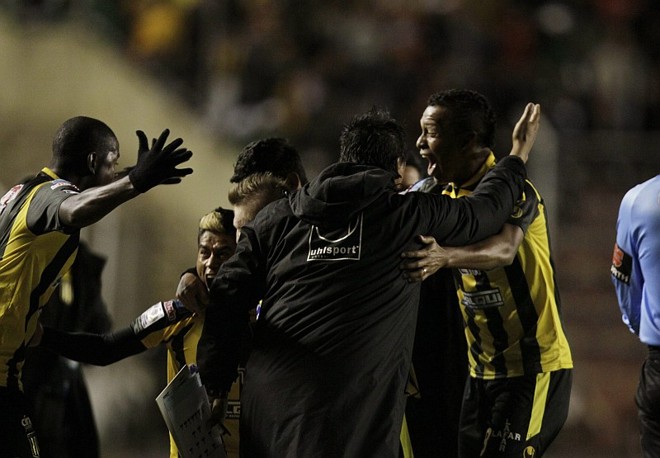 Jogadores do The Strongest comemoram o gol contra de Manoel |