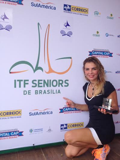 Vice-campeã do Torneio de Tênis Sênior do Brasil, que aconteceu dias atrás em Brasília, a bela Monica Gulin participa neste week-end do Campeonato Mundial de Tênis Sênior, em Palm Beach Gardens, Flórida, como representante do Brasil na categoria 40 anos | Divulgação