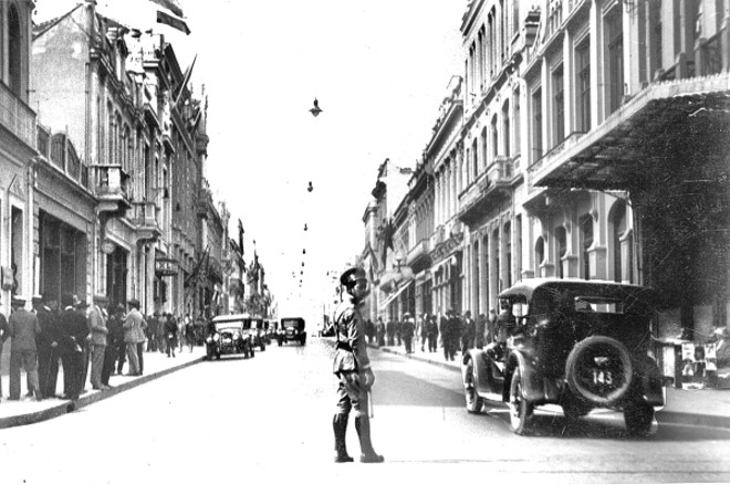 Um aspecto da Rua XV de Novembro em 1930. O local ficou conhecido comoSenadinhopor mais de quatro décadas | 