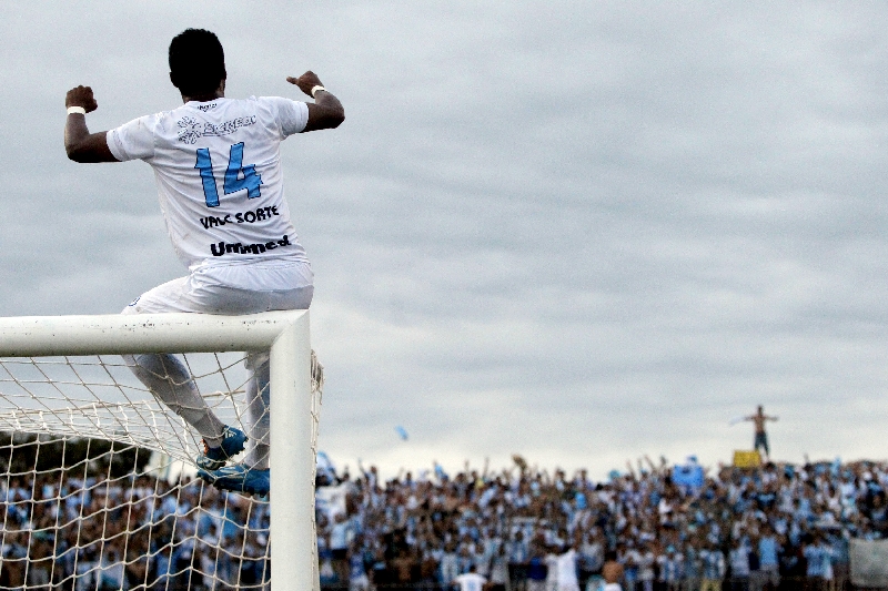 Silvio comemora com a torcida no Willie Davids, em Maringá. Londrina fez a festa na casa do maior rival | Felipe Rosa, enviado especial/ Gazeta do Povo