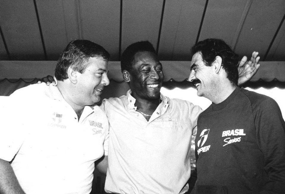 Luciano do Valle deu uma de treinador e comandou craques como Pelé e Rivellino na seleção brasileira de masters. A foto é de 1989 | Fernando Santos / Folhapress
