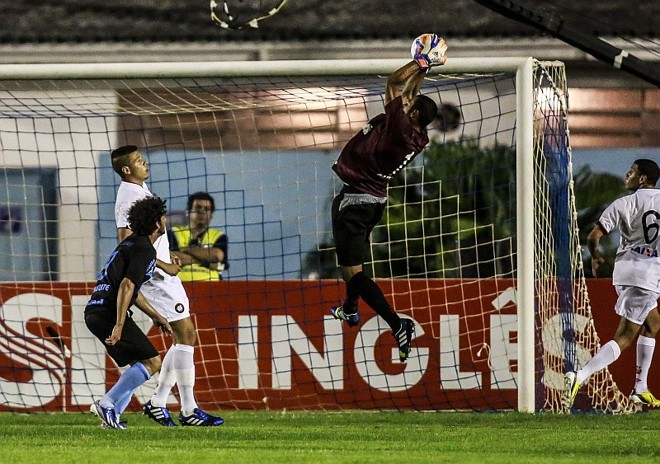 Rodolfo defende bola no alto | 