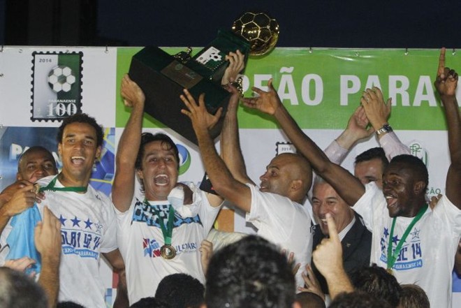 O zagueiro Dirceu e demais jogadores exibem a taça para a torcida presente em Maringá. | 