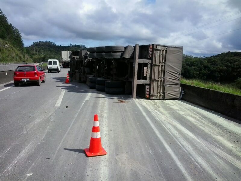 Carreta com enxofre continua tombada no quilômetro 40 da BR-116 | Divulgação/Polícia Rodoviária Federal