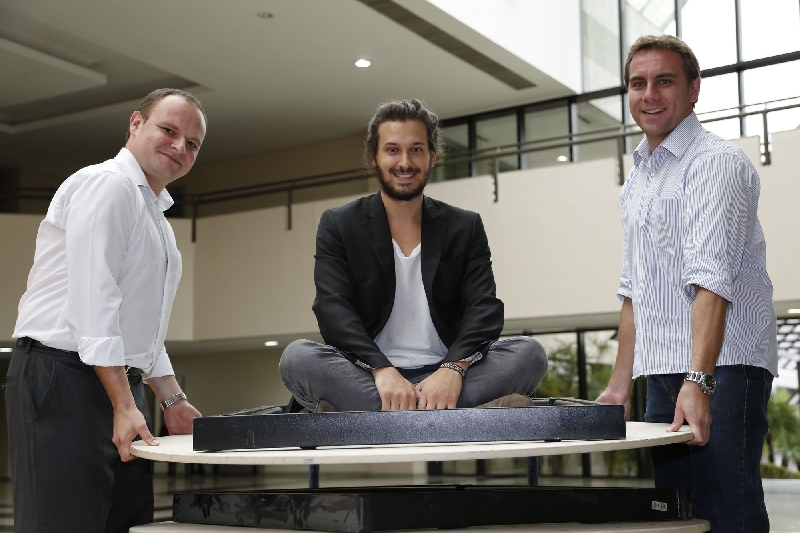 Ricardo Barcelos e Mário Bendlin Calzavara, do Centro Internacional de Inovação, coordenam a primeira rede de investidores anjos do Paraná para incentivar empreendedores como Juliano Goulart (centro) | Henry Milleo/ Gazeta do Povo