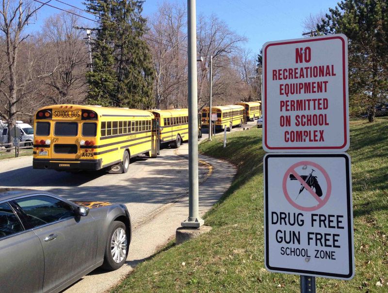 Ônibus escolares estacionados nas proximidades da Franklin Regional High School | REUTERS/Elizabeth Daley