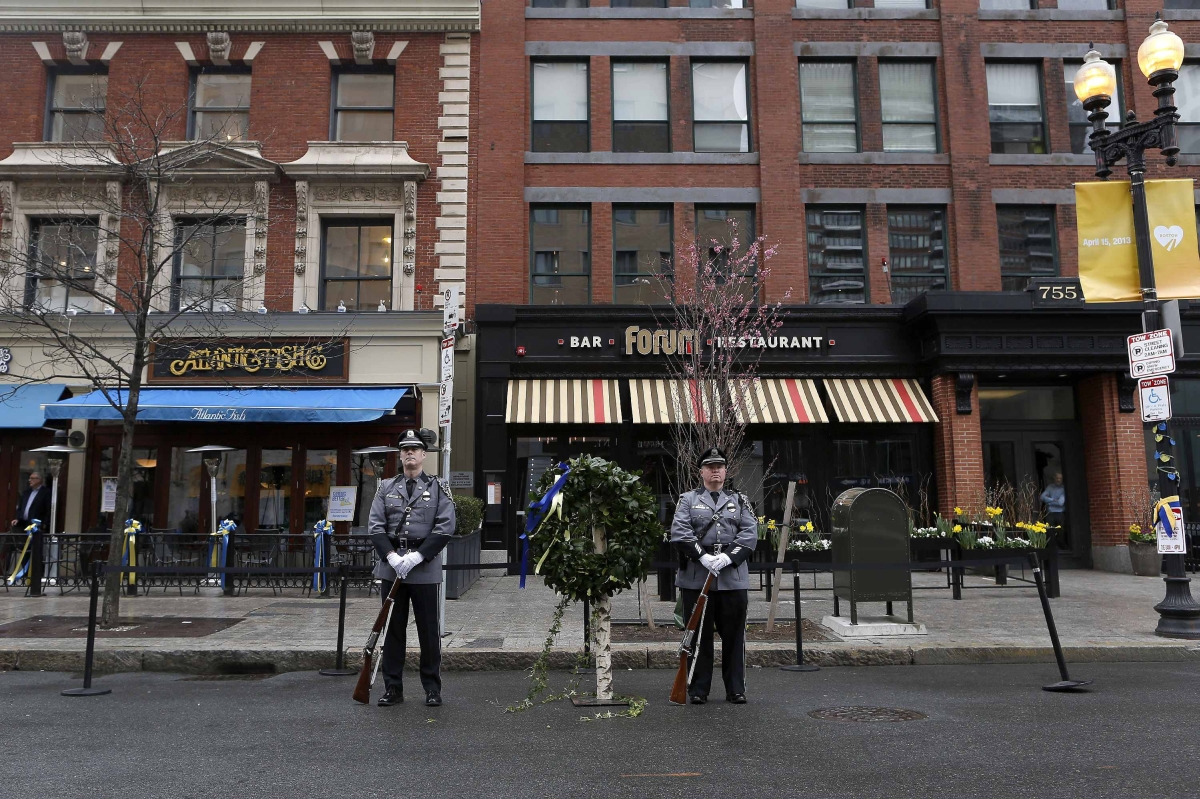 Policiais montam guarda no local onde ocorreu a explosão, durante a maratona de Boston do ano passado | Reuters/Dominick Reuter