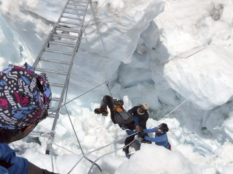 Equipe de resgate nepalesa retira alpinista que foi atingido pela avalanche a mais de 5 mil metros de altitude | Buddhabir Rai/Efe