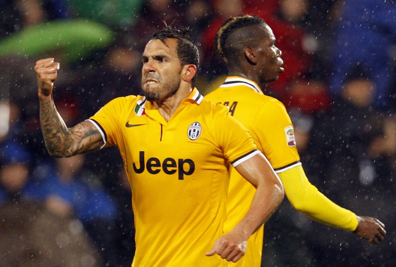 Argentino Carlos Tevez comemora o primeiro gol da Juventus na virada sobre o Sassuolo | Reuters / Alessandro Garofalo