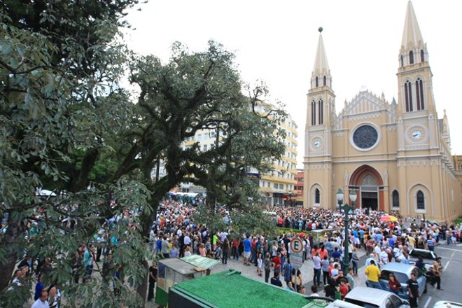 Multidão de fiéis se reuniu e acompanhou a procissão |
