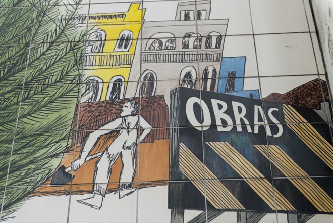 Painel de azulejos na Travessa Nestor de Castro |