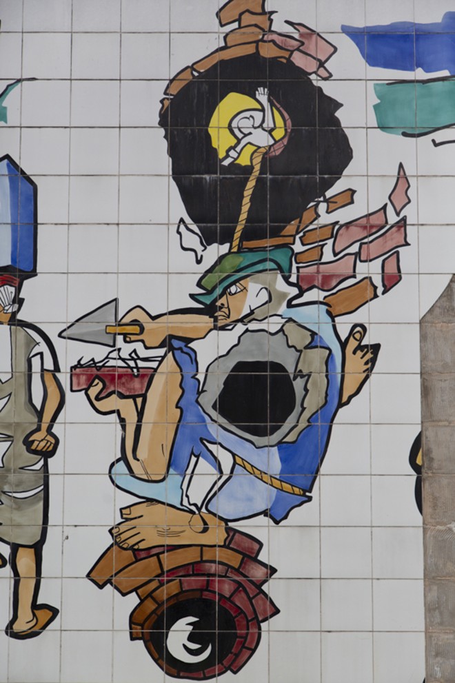 Mural de azulejos na caixa dágua da Sanepar no Alto da Rua XV |
