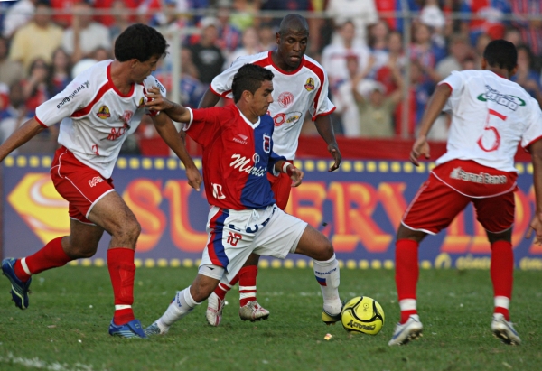 Dinélson enjaulado pela defensiva do Paranavaí | Arquivo/ GRPCOM