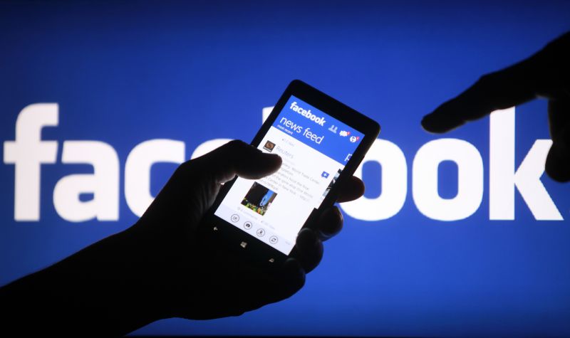 O Facebook divulgou que os anúncios móveis representaram 59% de sua receita publicitária no primeiro trimestre. | Dado Ruvic/Reuters.