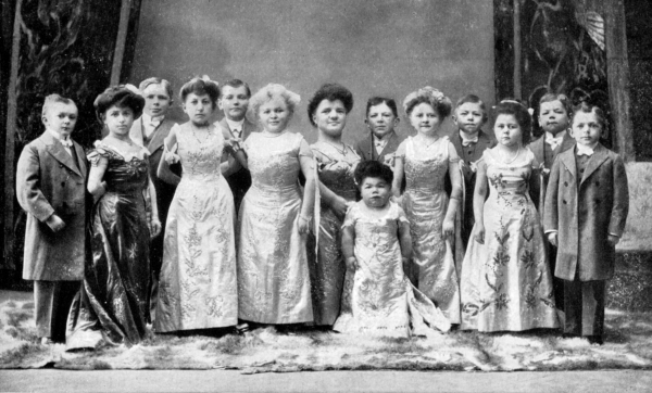 Anões da Companhia A. Scheuer Liliputenses, que se apresentaram noTheatro Guayrano início do século passado | Acervo Cid Destefani