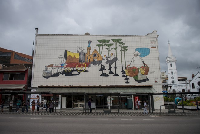 Painel de azulejos na Travessa Nestor de Castro |