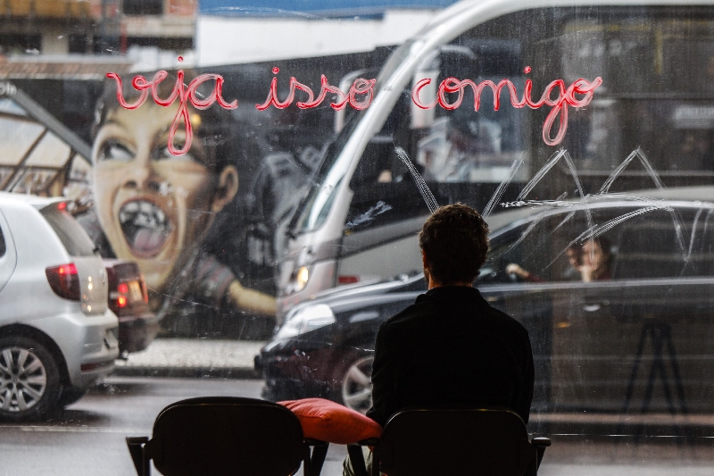 Vitrine do espaço ajuda artistas na interação com o público | Daniel Castellano/Gazeta do Povo