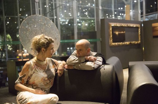 A artista Cláudia Klotz e o arquiteto Nelson Soares são parceiros criativos na exposição Luz, no Clube Curitibano, com lindas mandalas em transparência e tampos de vidro | Julio Covello