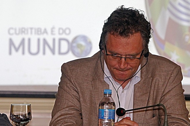 21/1/2014 - A mais conturbada passagem de Valcke por Curitiba. Alertado do risco de a Arena não ficar pronta pelo consultor de estádios da Fifa, Charles Botta, o secretário-geral deu um ultimato à cidade. O dirigente costurou um plano de emergência para por a obra no ritmo adequado e estipulou 17 de fevereiro como dia para definir se a cidade seguiria como sede da Copa.