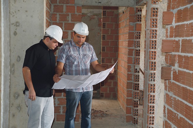 Daniel Magaldi (à esq.) trocou o modelo convencional de financiamento imobiliário para investir na construção pelo valor real |