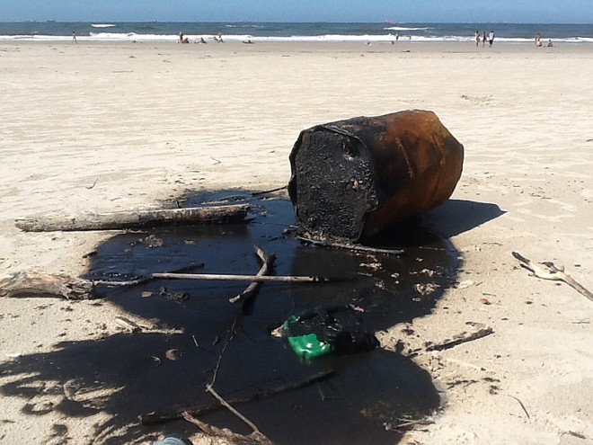 Presidente da Associação dos Moradores da Praia de Encantadas informou que prefeitura retirou do local oito sacos de areia contaminada, com capacidade de 20 litros cada um | 