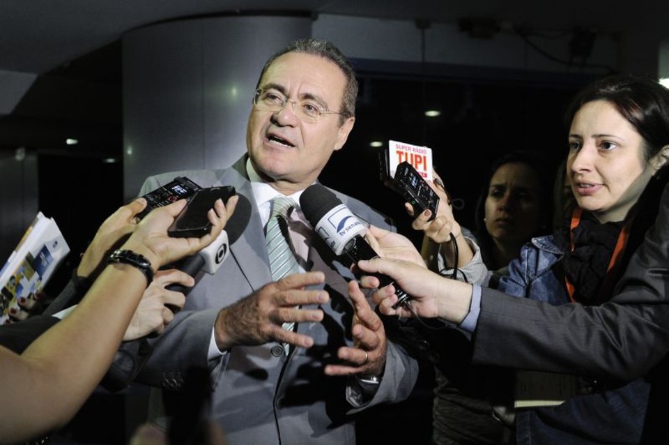 O presidente do Senado, Renan Calheiros (PMDB-AL), anuncia que vai pedir aos líderes partidários do Congresso para escolher entre CPI ou CPMI | Jane de Araújo / Agência Senado / Divulgação
