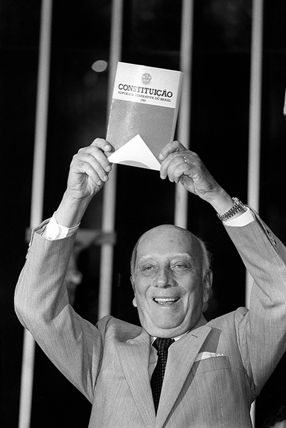 Ulysses celebra a Constituição de 88, que restabeleceu a democracia | Arquivo/Folha de S. Paulo