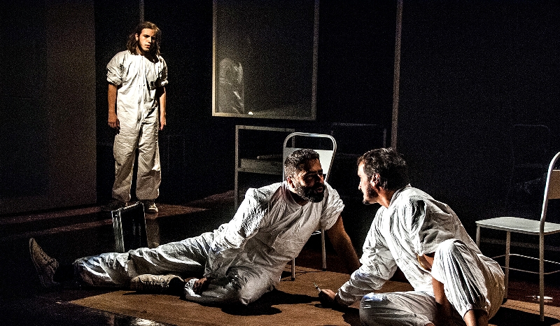 A estrutura do espetáculo é construída a partir das perspectivas de seis personagens cujos caminhos se entrecruzam em um hospital | Marcelo Faustini/Divulgação