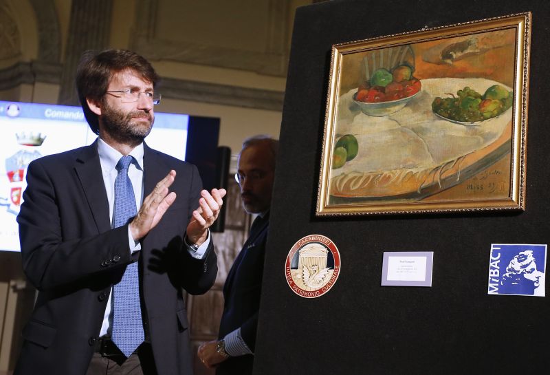 Ministro da Cultura da Itália, Dario Franceschini, aplaude a pintura recuperada de Paul Gauguin | Tony Gentile / Reiters
