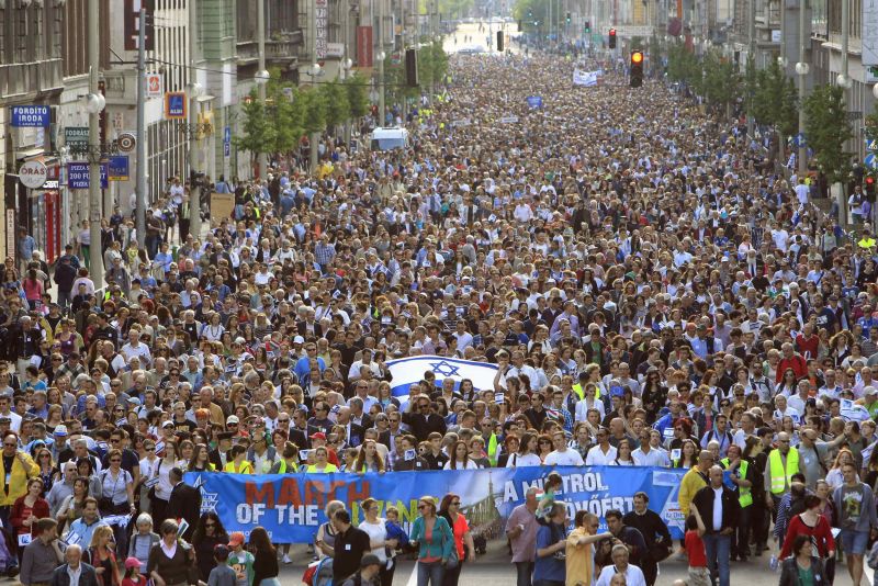 A anual "Marcha da Vida" acontece em Budapeste e lembra a morte de cerca de meio milhão de judeus húngaros durante o Holocausto na Segunda Guerra Mundial | REUTERS/Bernadett Szabo