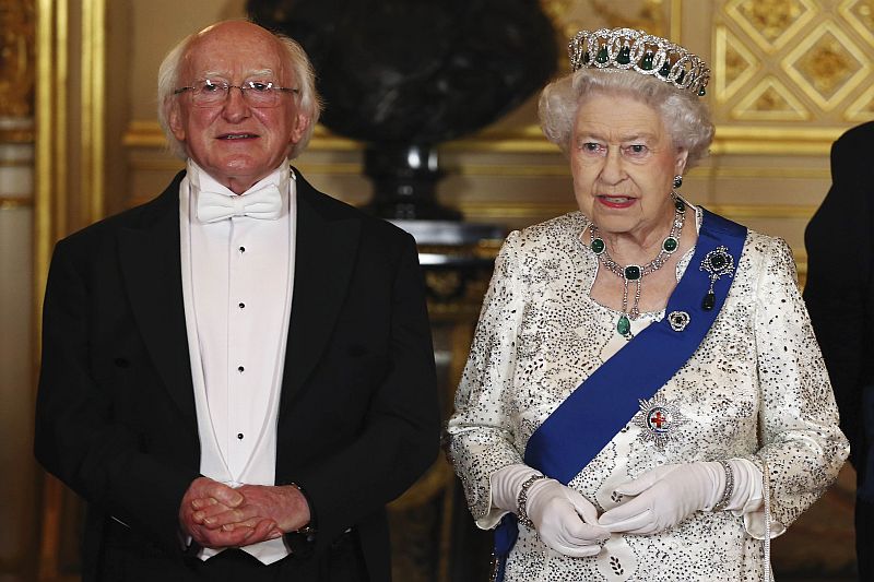 Michael Higgins e rainha Elizabeth II posam para foto durante banquete no Castelo de Windsor | REUTERS/Dan Kitwood