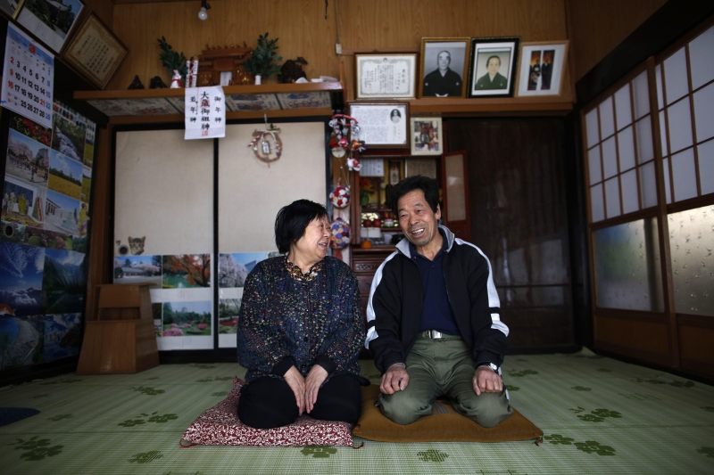 Kimiko Koyama, de 69 anos, com o marido Toshio, 72, ao voltarem para casa em Miyakoji, na região de Tamura | Issei Kato/Reuters