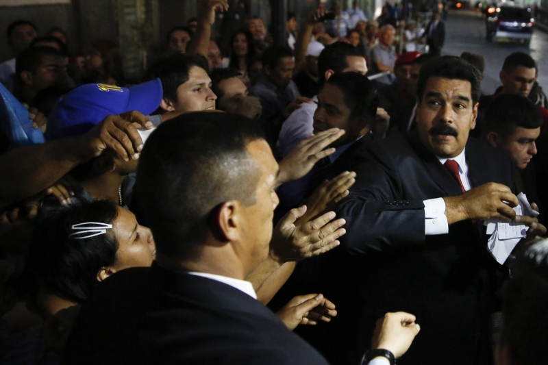 Maduro cumprimenta multidão de simpatizantes depois de se reunir com a oposição | Carlos Garcia Rawlins/Reuters