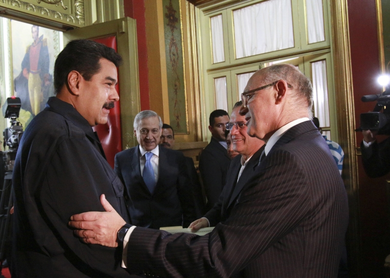 Presidente Nicolás Maduro conversa com o chanceler argentino Hector Timerman, em Caracas | Palácio de Miraflores/Reuters