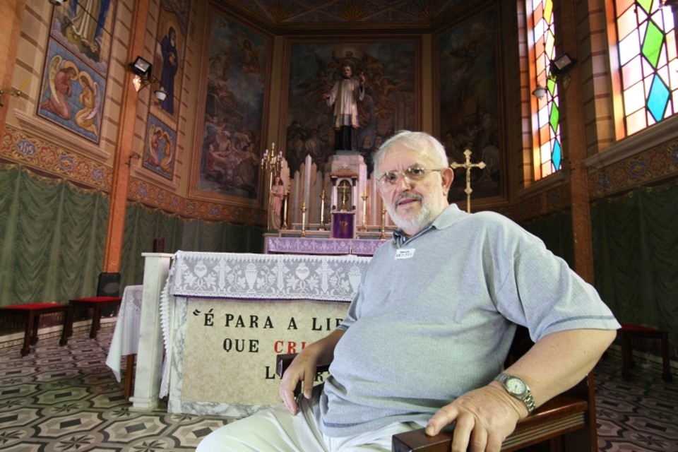 O coroinha do papa que vai virar santo O padre polonês Marian Litewka, de 77 anos, está no Brasil há 52 anos e mora na casa dos vicentinos no bairro São Francisco | Ivonaldo Alexandre/Gazeta do Povo