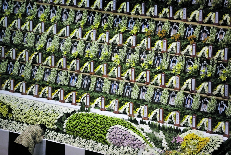 Mulher reza num memorial feito em homenagem às vítimas do naufrágio da balsa Sewol | Kim Hong-Ji/Reuters