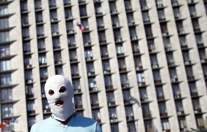 Militante encapuzado faz a guarda de prédio do governo regional de Donetsk, ocupada por manifestantes na última semana | Marko Djurica/Reuters