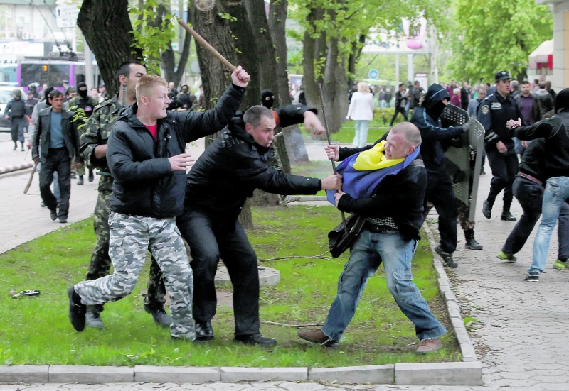 Militantes se enfrentam em Donetsk, no leste ucraniano | Marko Djurica/Reuters