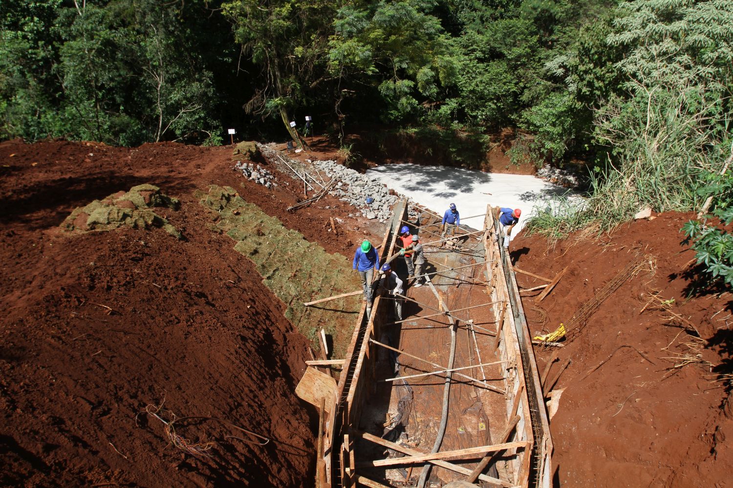 Ontem, as obras das empresas continuavam no local | Roberto Custódio/Jornal de Londrina