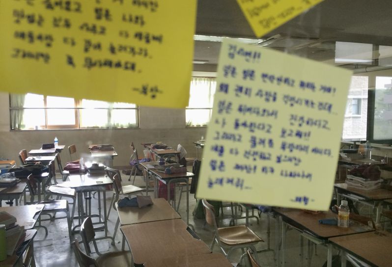 Mensagens foram coladas às janelas de salas de aulas dos estudantes desaparecidos | James Pearson/Reuters