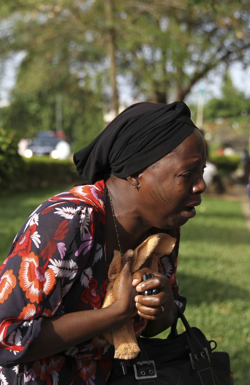 Mulher se emociona na entrada do hospital de Abuja | Afolabi Sotunde/Reuters