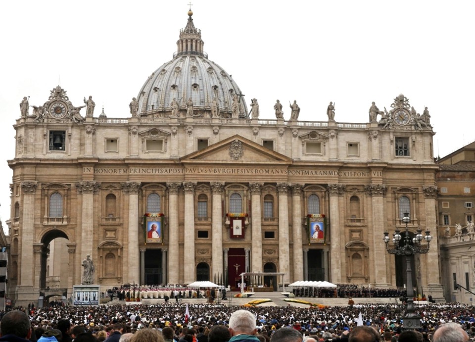 Francisco canoniza os dois Joões que venceram as tragédias do século 20 Acima e no rodapé desta página: multidão diante da Basílica de São Pedro, no Vaticano, durante a cerimônia que fez santos os papas João Paulo II e João XXIII | Stefano Rellandini/Reuters
