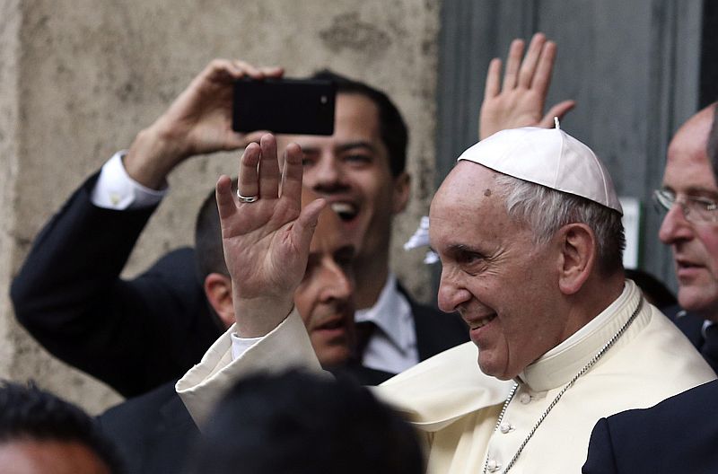 Papa Francisco deixa a Igreja de Santo Inácio de Loyola após missa em homenagem José de Anchieta | REUTERS / Alessandro Bianchi