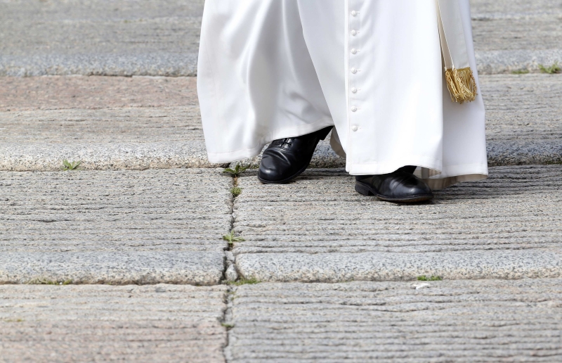 Papa Francisco caminha durante audiência semanal realizada ontem na Praça de São Pedro, no Vaticano. | Alessandro Bianchi/Reuters