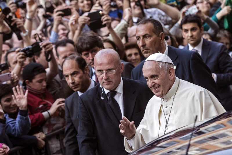 Papa Francisco é saudado por fiéis ao chegar para a missa de ação de graças pela canonização de José de Anchieta | Angelo Carconi/Efe
