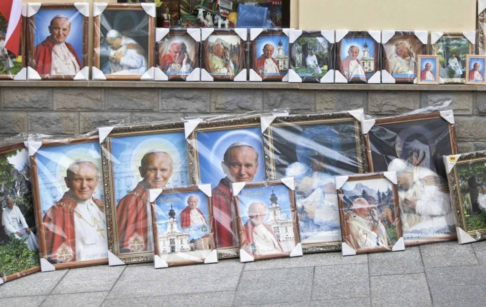 Fiéis já visitam os túmulos dos santos João Paulo II e João XXIII Quadros do novo santo: papa João Paulo II | REUTERS/Agencja Gazeta/Michal Lepecki