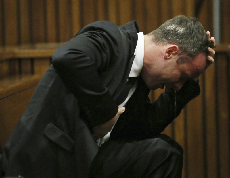 Pistorius se emociona ao apresentar no tribunal sua defesa no processo em que é acusado de matar a namorada a tiros | Themba Hadebe/Pool/Reuters